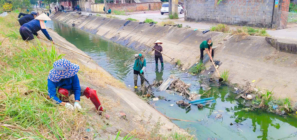 Con kênh dần trở nên sạch sẽ bởi những đôi bàn tay cần mẫn của các Phật tử