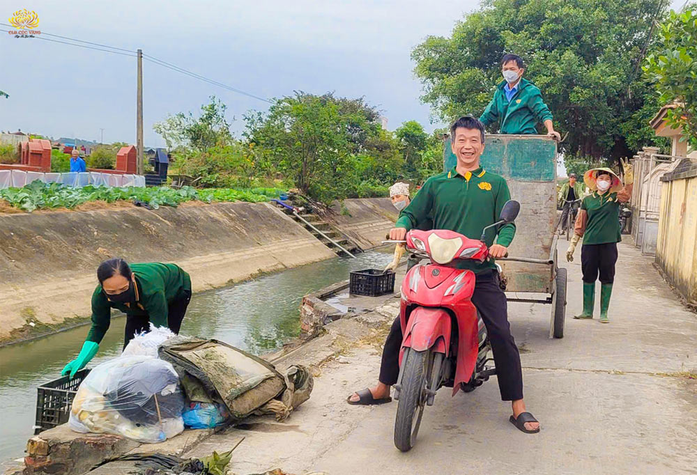 Chúng mình là team thu thập rác về nơi tập kết nè