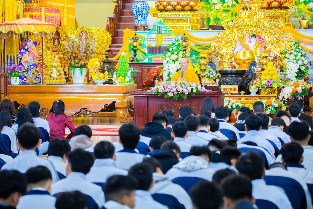 Về với ngôi già lam Ba Vàng, các em học sinh đã được lắng nghe Sư Phụ Thích Trúc Thái Minh chia sẻ những lời Phật dạy