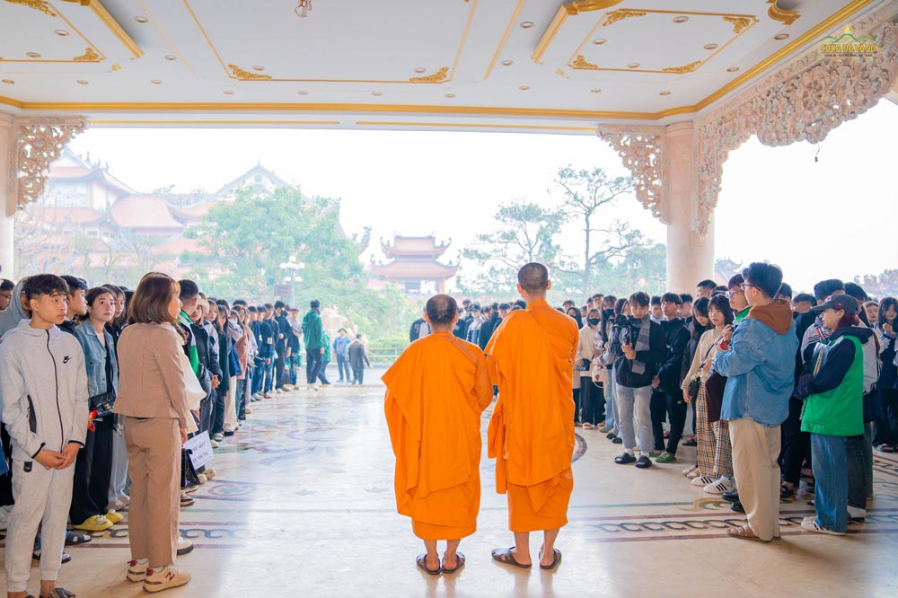 Nhận được tin đoàn trường đến thăm, chư Tăng và các Phật tử đón tiếp thân tình và dẫn đoàn tìm hiểu cảnh quan tại chùa