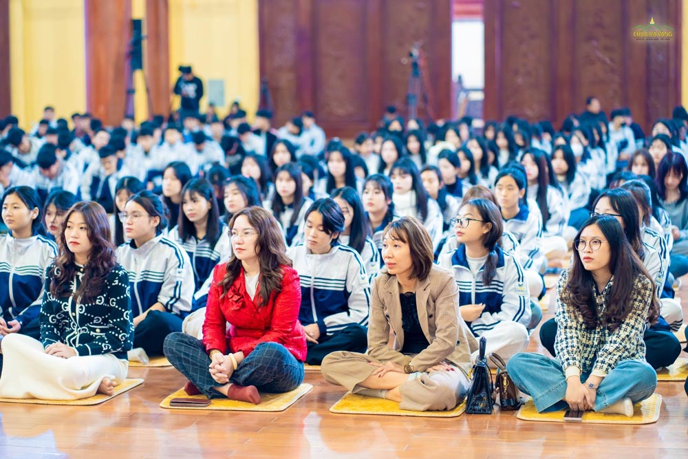 Thầy cô giáo và các em học sinh chăm chú lắng nghe Sư Phụ Thích Trúc Thái Minh chia sẻ