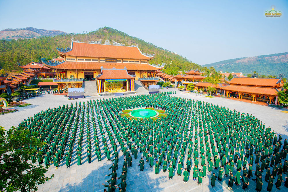 Học theo hạnh chúng Càn Thát Bà trong bài kinh “Ca hát cúng dường được Phật thọ ký”, các Phật tử đã cùng nhau dâng những lời ca, tiếng hát cúng dường Đức Thế Tôn