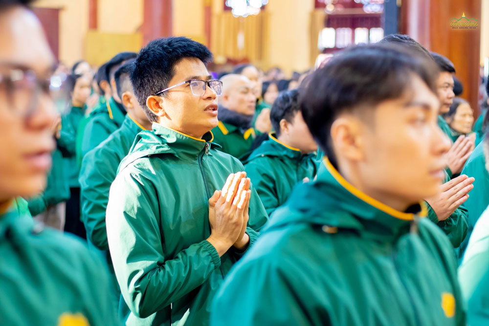 Phật tử chắp tay hướng lên ngôi Tam Bảo thành tâm phát nguyện thọ trì giới Pháp