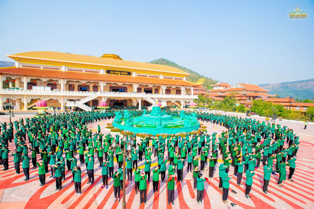 “Hôm nay kỷ niệm ngày Đức Phật Thích Ca thành đạo  Chúng con dâng hoa kính mừng  Chúng con hát ca kính mừng  Đấng đại giác ngộ, Cha lành của muôn loài chúng sinh.”