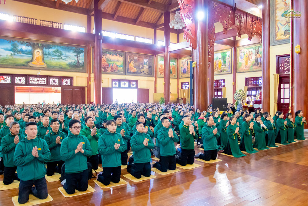 Các Phật tử phát nguyện tu tập trong ngày Bát quan trai giới