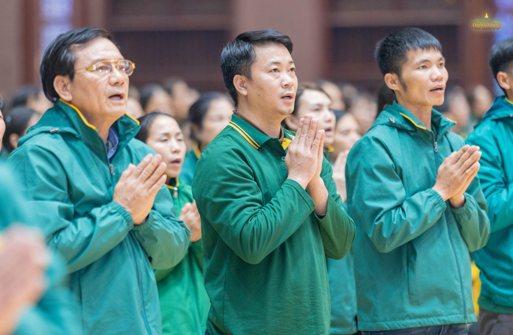 Trong ngày tu Bát quan trai, quý Phật tử và Nhân dân thành tâm sám hối những lỗi lầm đã gây tạo