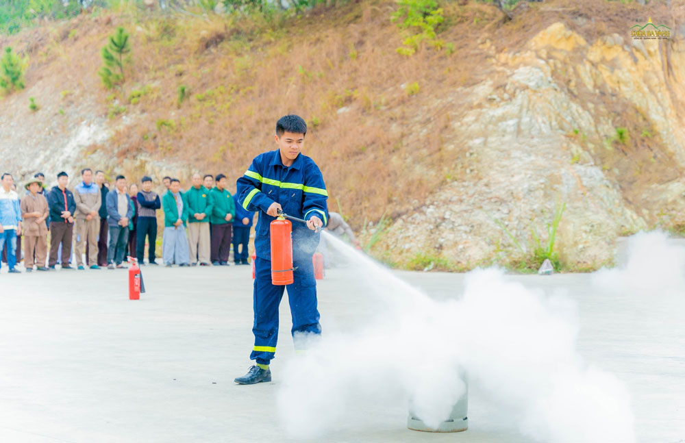 Lực lượng Cảnh sát PCCC thành phố Uông Bí hướng dẫn mọi người cách sử dụng bình chữa cháy để dập lửa từ bình gas