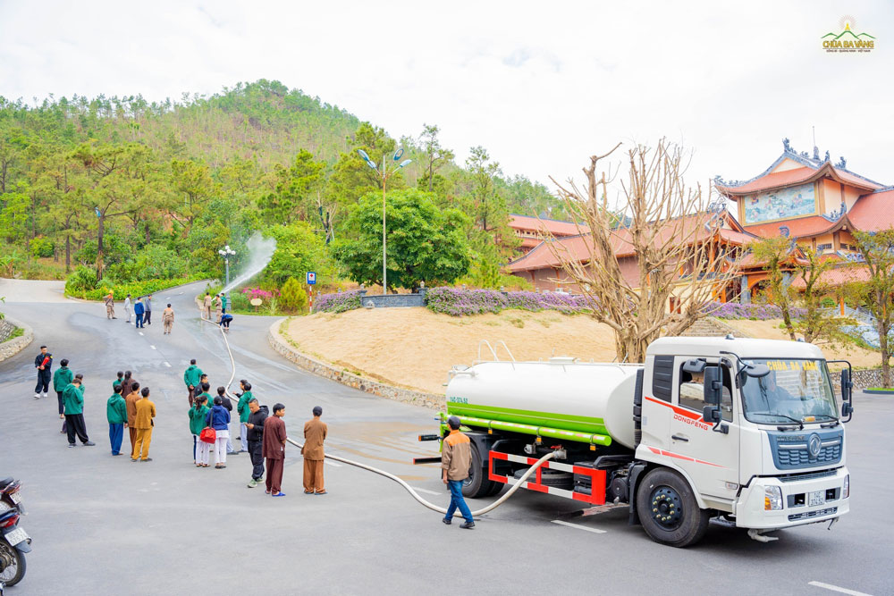 Buổi diễn tập phòng cháy chữa cháy giúp các Phật tử nâng cao kỹ năng ứng phó khi xảy ra sự cố cháy nổ