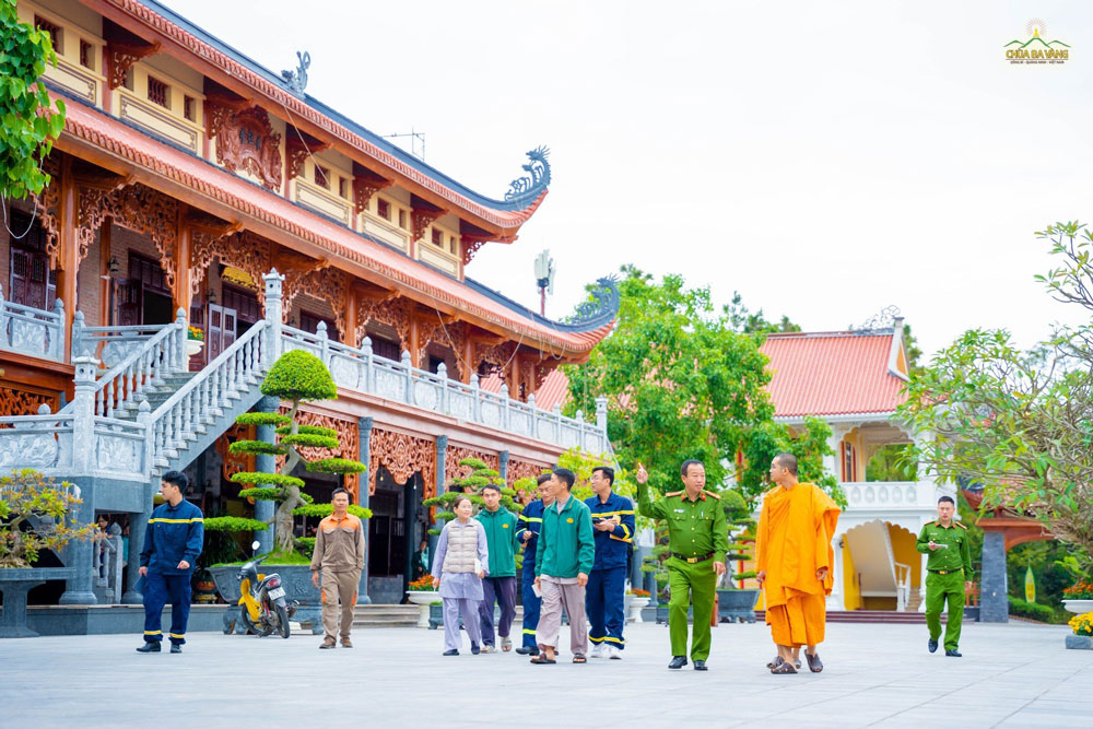 Đoàn kiểm tra đi khảo sát các địa điểm tại chùa Ba Vàng