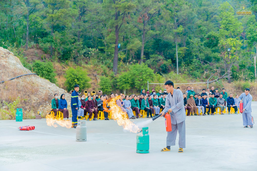 Phật tử chùa Ba Vàng thực tập xử lý tình huống khi có hỏa hoạn xảy ra