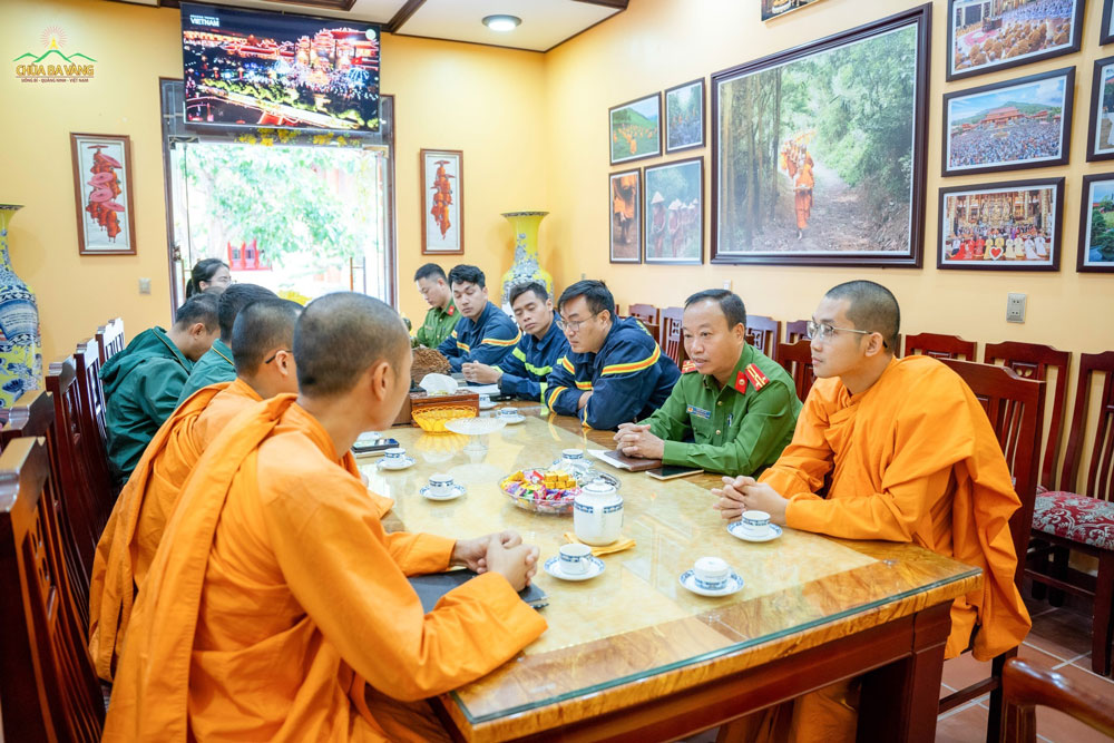 Lực lượng Cảnh sát phòng cháy chữa cháy và cứu nạn cứu hộ thành phố Uông Bí đã có buổi khảo sát công tác PCCC tại chùa Ba Vàng