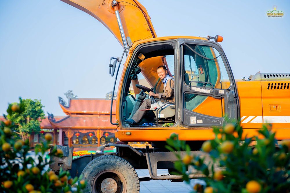 Một trong những vẻ đẹp nổi bật nhất trong những ngày đón Tết tại chùa chính là tinh thần phụng sự của những người con Phật