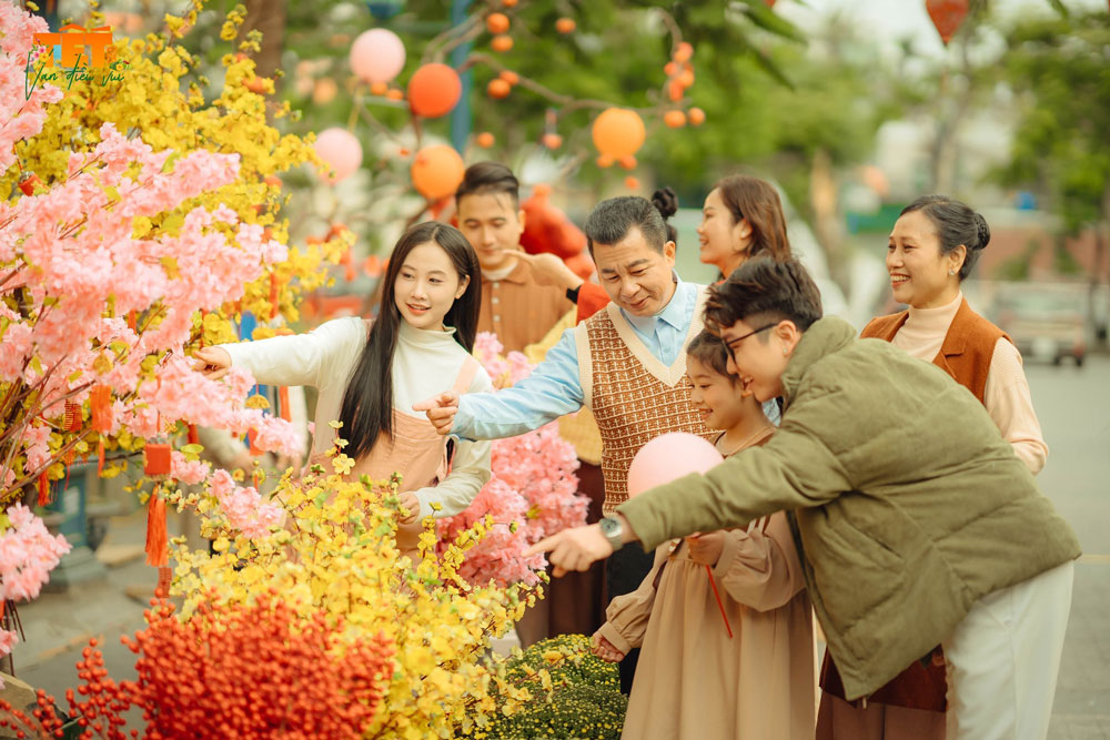 Qua hình ảnh cả gia đình cùng nhau đi chợ sắm Tết, MV tái hiện những nét đẹp văn hóa truyền thống của mỗi gia đình người Việt dịp Tết đến xuân về