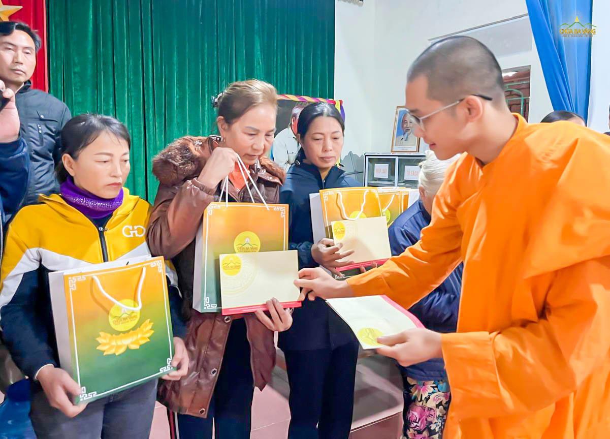 Chư Tăng trao những phần quà Tết, gửi gắm sự quan tâm và sẻ chia từ nhà chùa đến các hộ gia đình