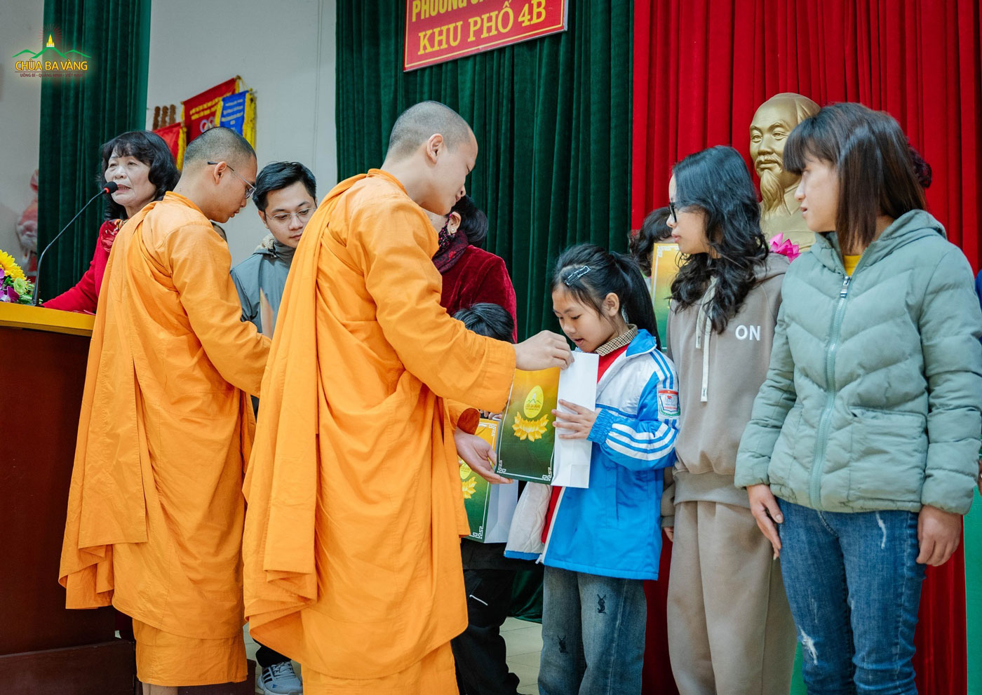 Bạn nhỏ nhận phần quà Tết từ quý Thầy