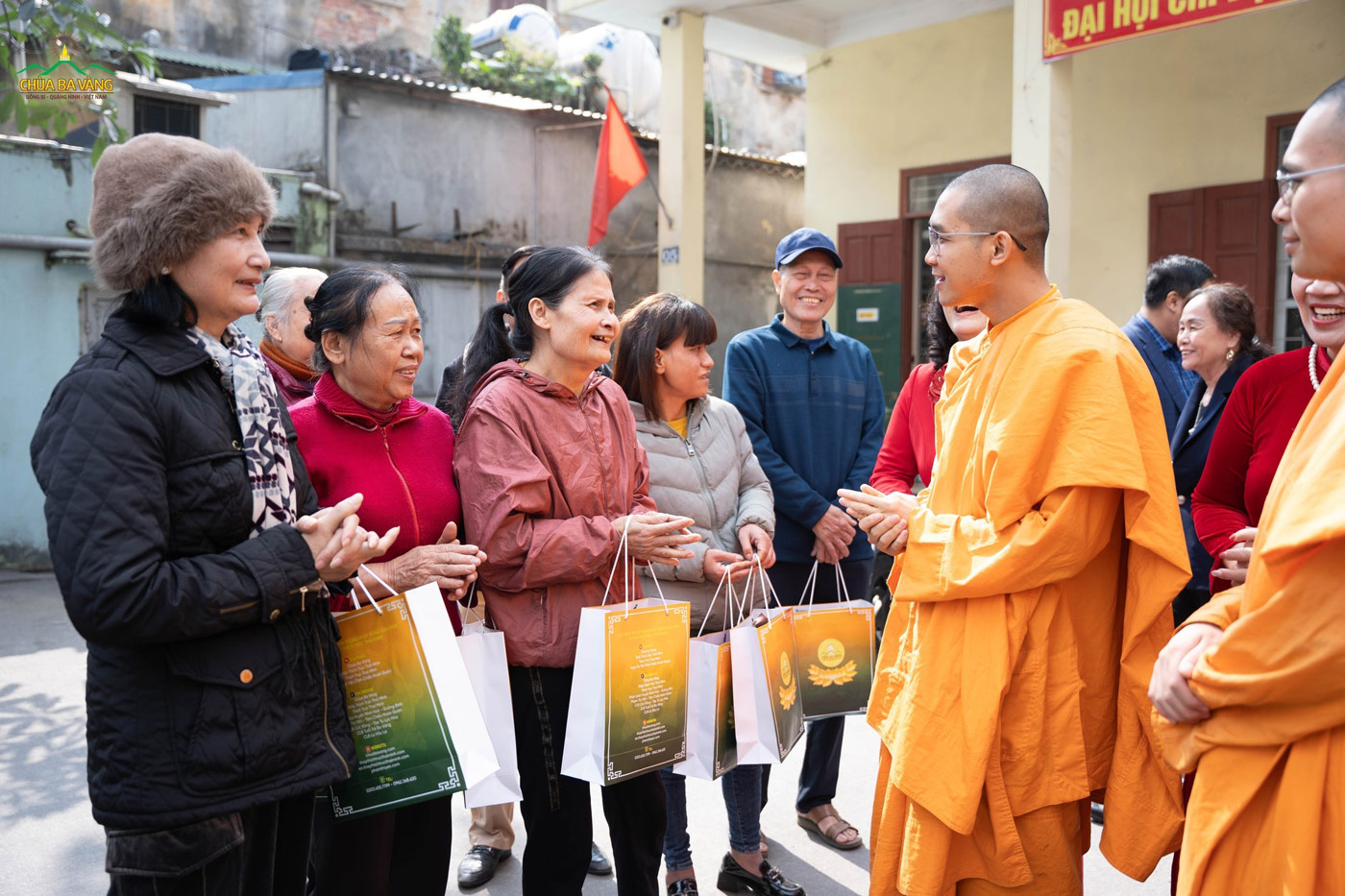 Chư Tăng thăm hỏi, động viên các cụ trong không khí ấm áp, thân tình