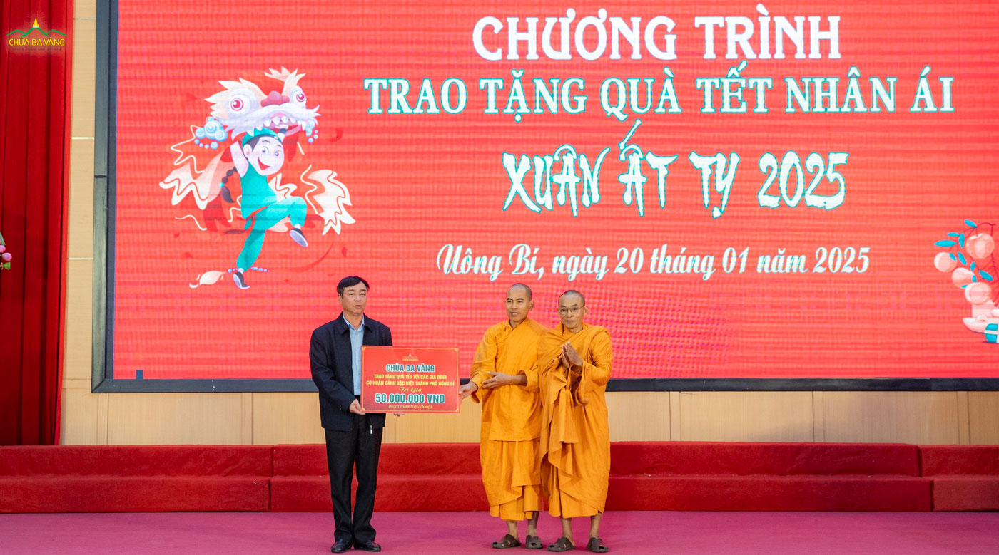 Chùa Ba Vàng trao tặng 100 suất quà Tết trị giá 50 triệu đồng, hỗ trợ bà con có hoàn cảnh đặc biệt nhân dịp Tết Nguyên đán Ất Tỵ 2025