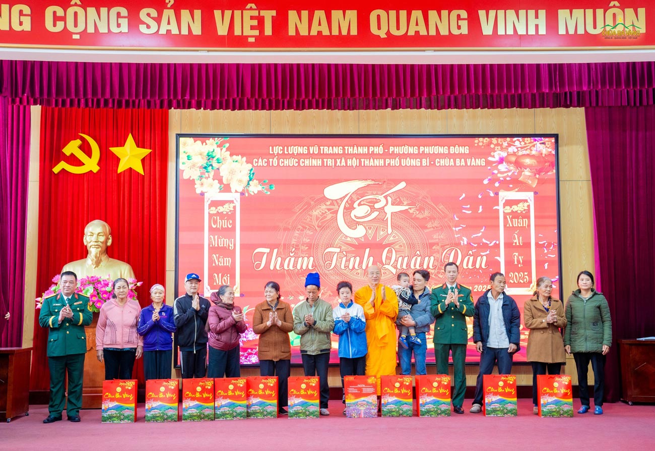 Những món quà tặng bà con đều được gửi gắm tình yêu thương, quan tâm từ Sư Phụ, chư Tăng Ni và các Phật tử chùa Ba Vàng