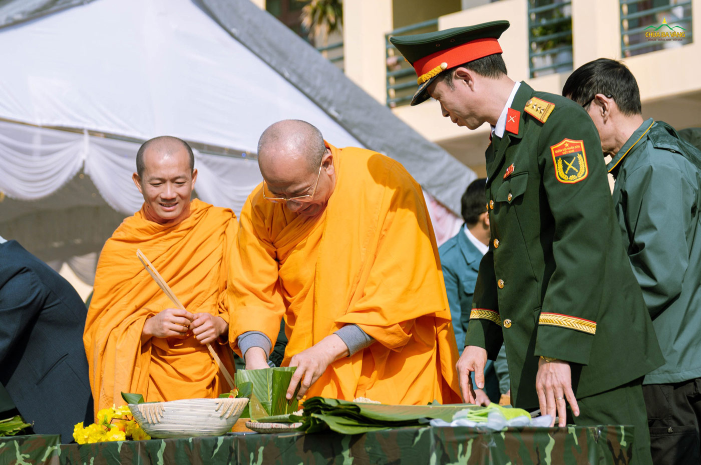 Sư Phụ gói bánh chưng tặng bà con có hoàn cảnh đặc biệt trong chương trình “Tết thắm tình quân dân”