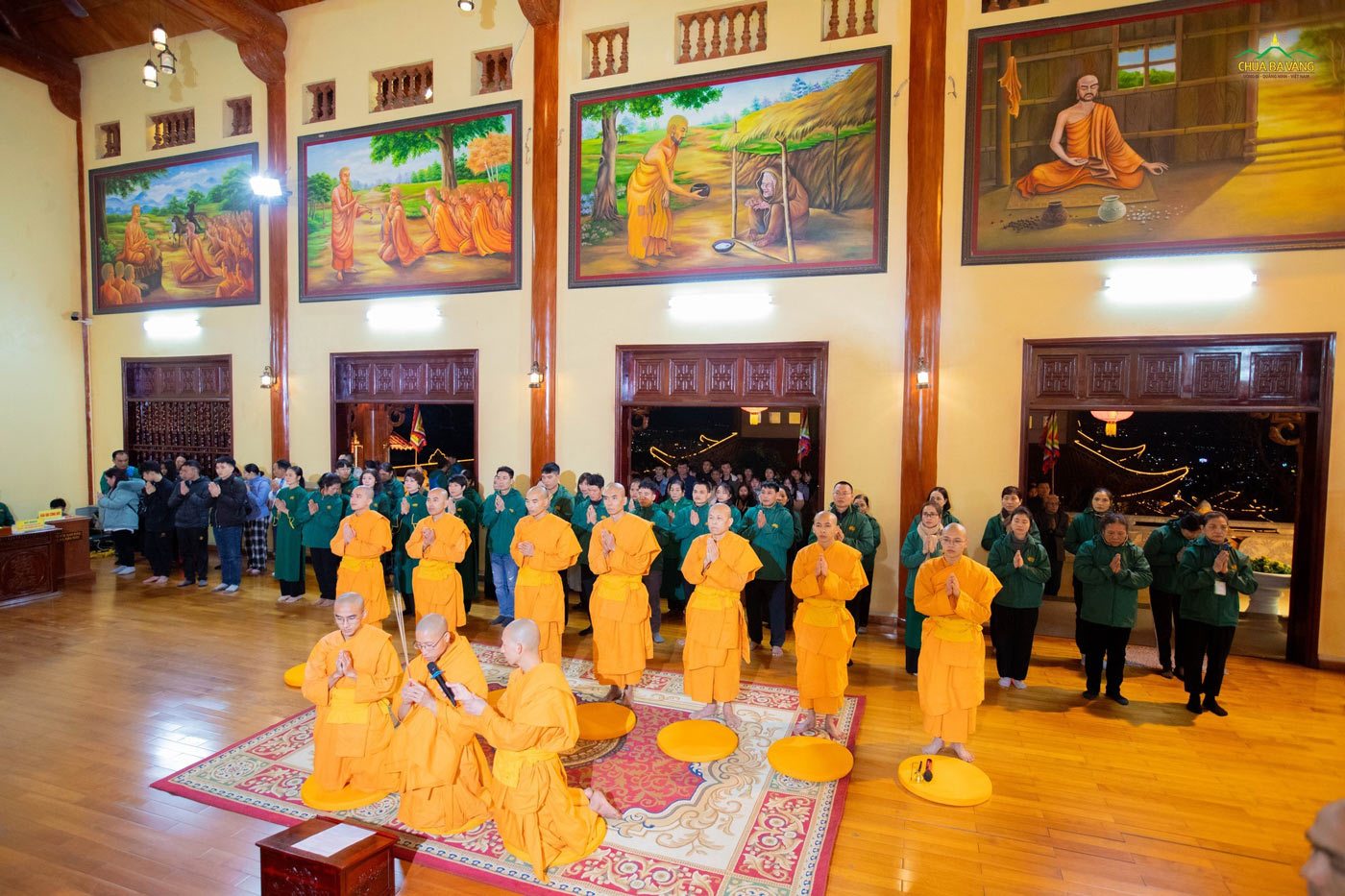 Trong không khí trang nghiêm tại Tổ đường bổn tự, chư Tăng và các Phật tử thành kính dâng hương, hướng tâm cảm niệm ân đức to lớn tới chư vị Tổ sư đã gìn giữ và tiếp nối mạng mạch Phật Pháp.  