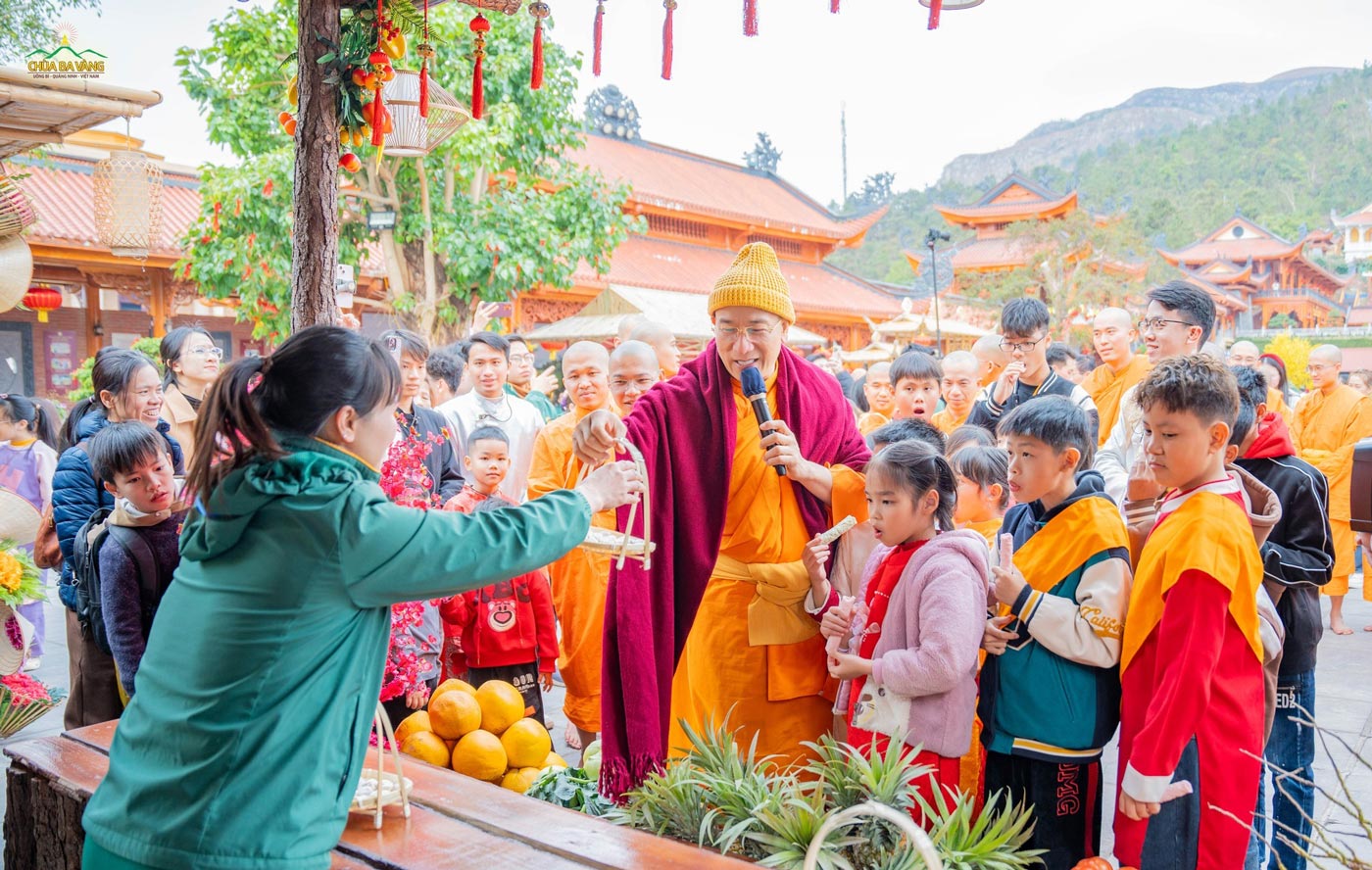 Gian hàng chợ quê thân thuộc bày biện những món quà quê dân dã như bưởi, dứa, khoai lang,... Tất cả đều mang đậm hương vị quê hương