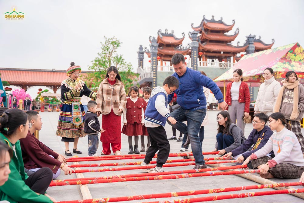 Nhảy sạp - trò chơi mang tính khéo léo và đòi hỏi cần có sự nhịp nhàng khi tham gia