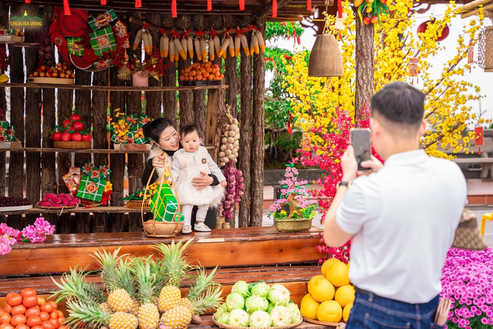 Gian hàng chợ quê với những đồ vật gần gũi của làng quê Việt Nam