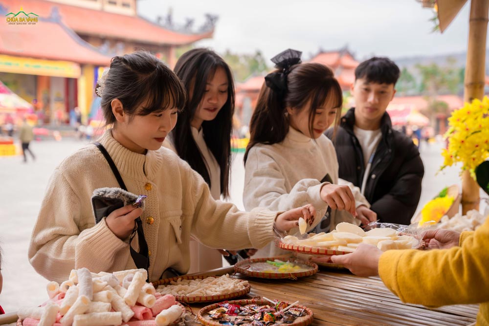 Những món ăn gắn liền với trẻ thơ một thời cũng là món quà thân mời du khách đến thăm chùa