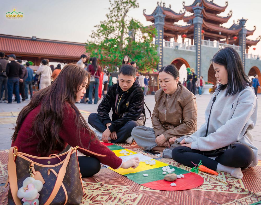 Ô ăn quan một trò chơi dân gian quen thuộc trong tuổi thơ. Đã bao lâu rồi bạn chưa được chơi lại trò chơi này nhỉ?