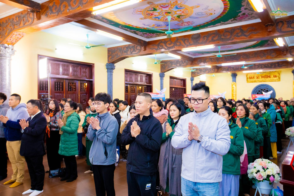 Nhân dân, Phật tử thành tâm chắp tay hướng về anh linh các Anh hùng Liệt sĩ