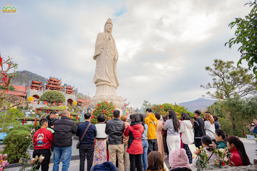 Du khách thập phương về chùa tham quan, chiêm bái, cầu nguyện sự gia hộ từ Ngài Quan Âm Bồ Tát, mong nguyện một năm mới được bình an và hạnh phúc