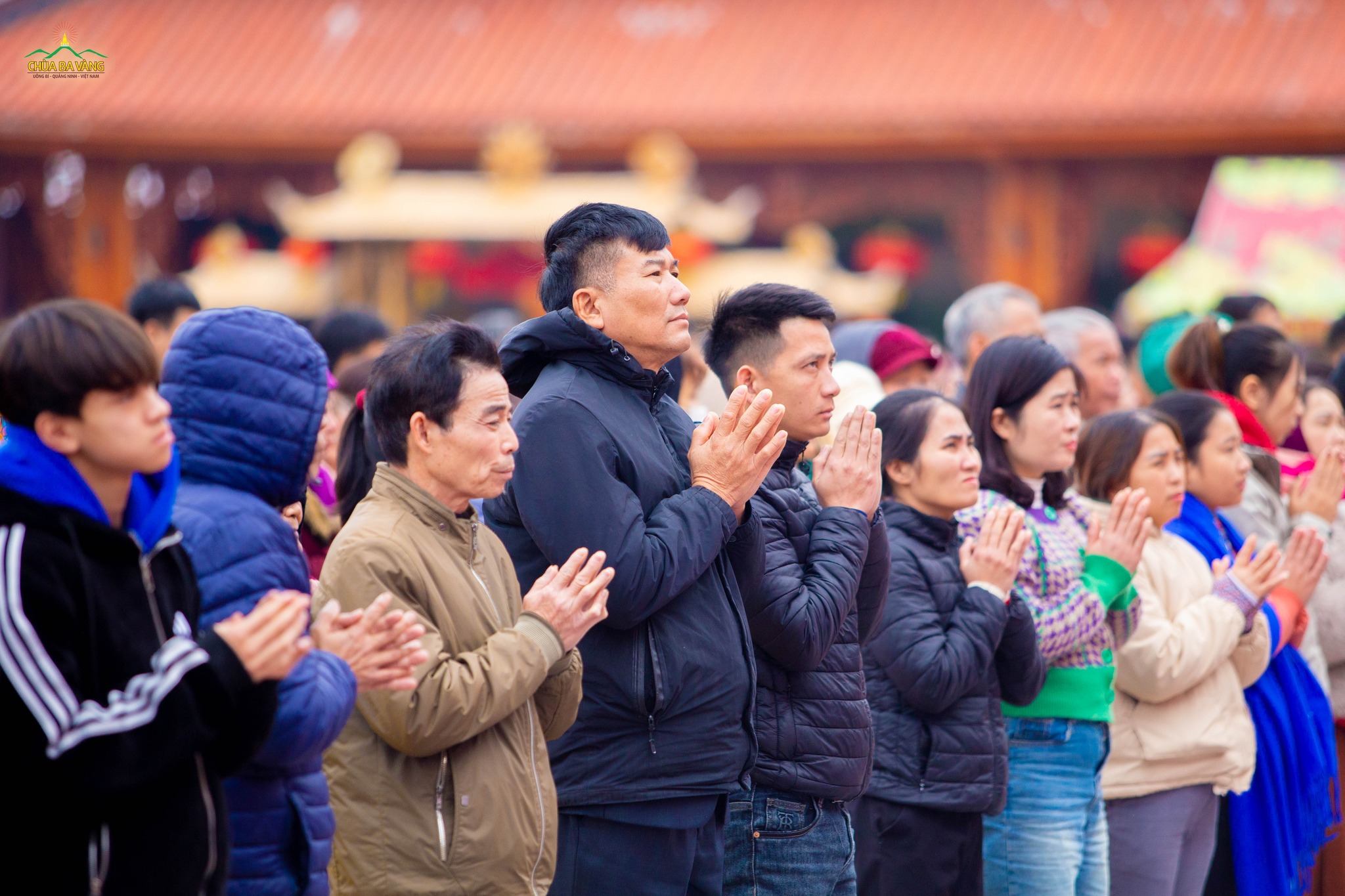 Quý Nhân dân, Phật tử chắp tay thành kính hướng tâm tham gia chương trình