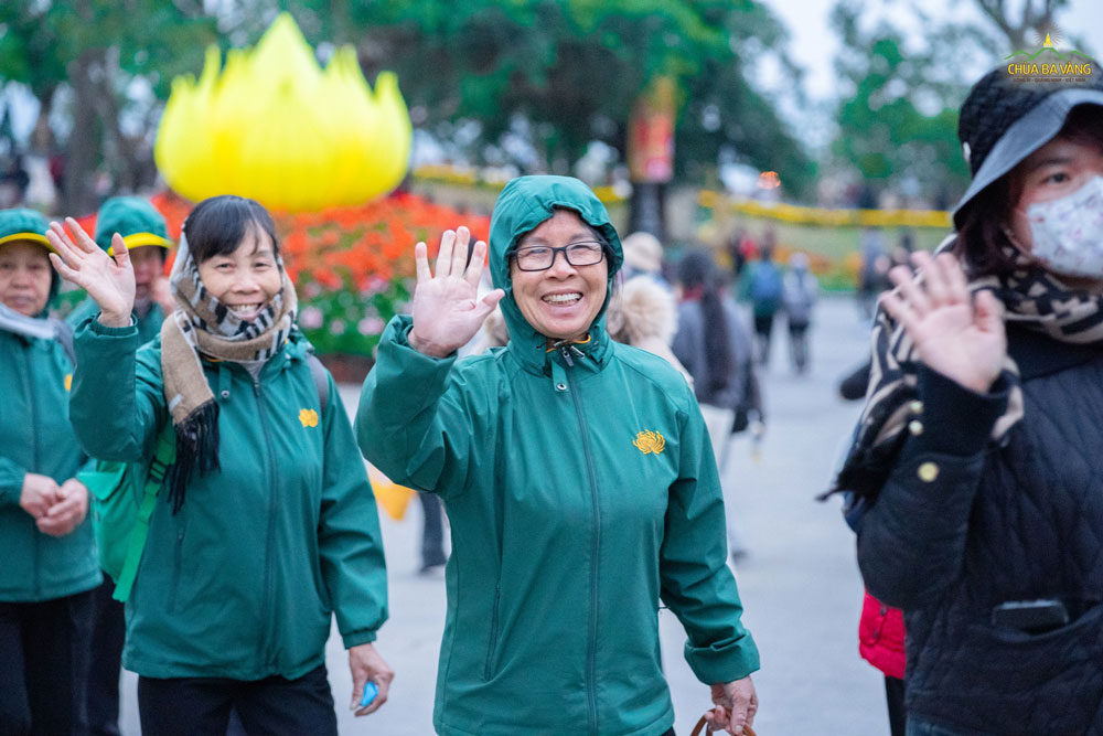 Ai cũng hân hoan trong ngày tu học đầu tiên của năm mới