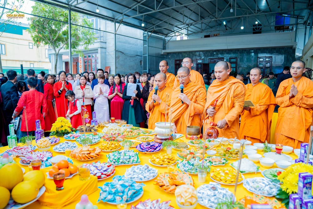 Chư Tăng tác lễ cúng thí thực nguyện mong các chúng hương linh có duyên được thọ thực no đủ, được kết duyên với Phật Pháp và quy y Tam Bảo để sớm thoát khổ và được sinh về cảnh giới an lành