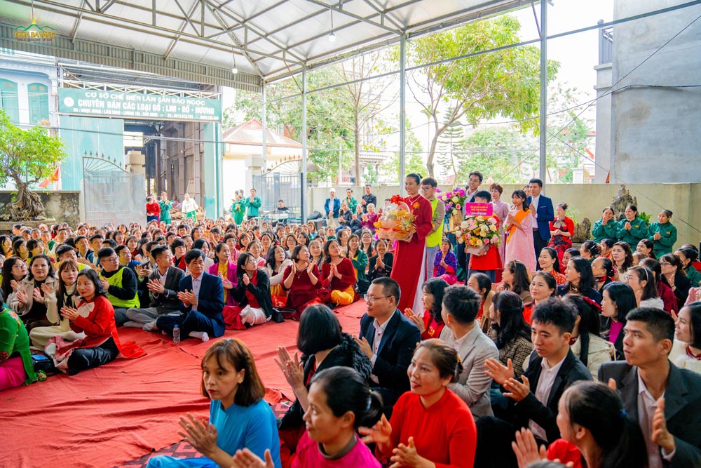 Các Phật tử kính dâng lên cụ ông những lẵng hoa tươi thắm cùng phẩm vật chúc thọ nhân dịp đầu xuân năm mới