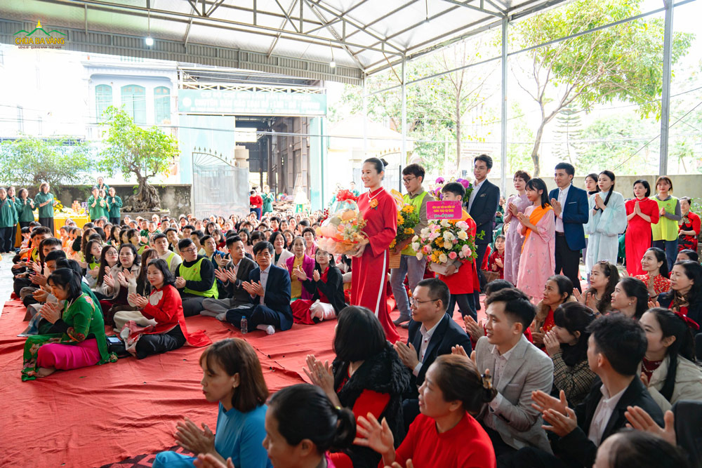 Cô Phạm Thị Yến cùng đại diện thành viên trong CLB Tuổi trẻ, CLB La Hầu La, CLB Cúc Vàng - Tập Tu Lục Hòa dâng lãng hoa, quả đến cụ ông thân sinh Sư Phụ Thích Trúc Thái Minh