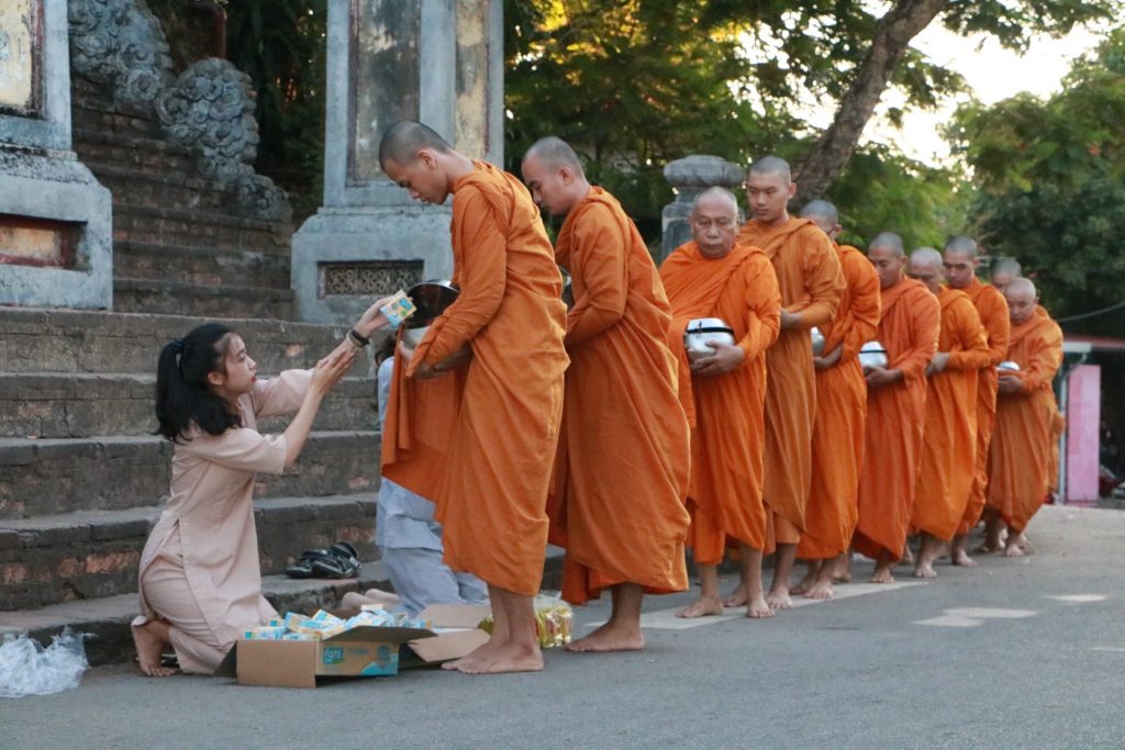 Chư Tăng đi khất thực luôn phải cảnh giác, phòng hộ cho thân, khẩu, ý