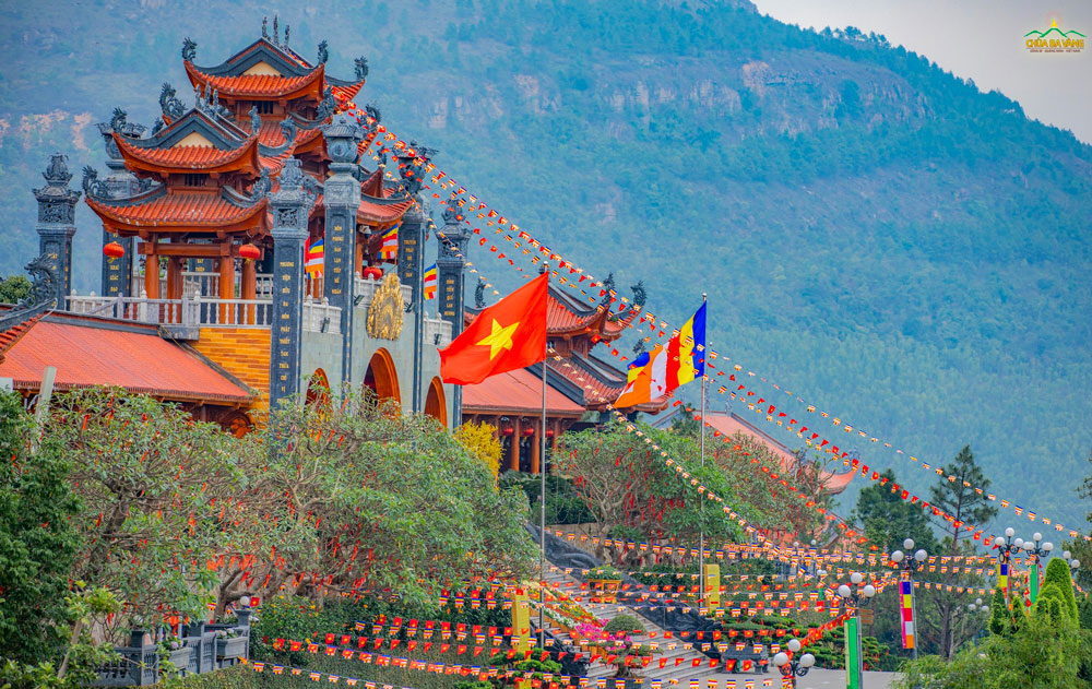 Cờ đỏ sao vàng. Tung bay trong gió. Đất nước tôi đó. Độc lập - Tự do