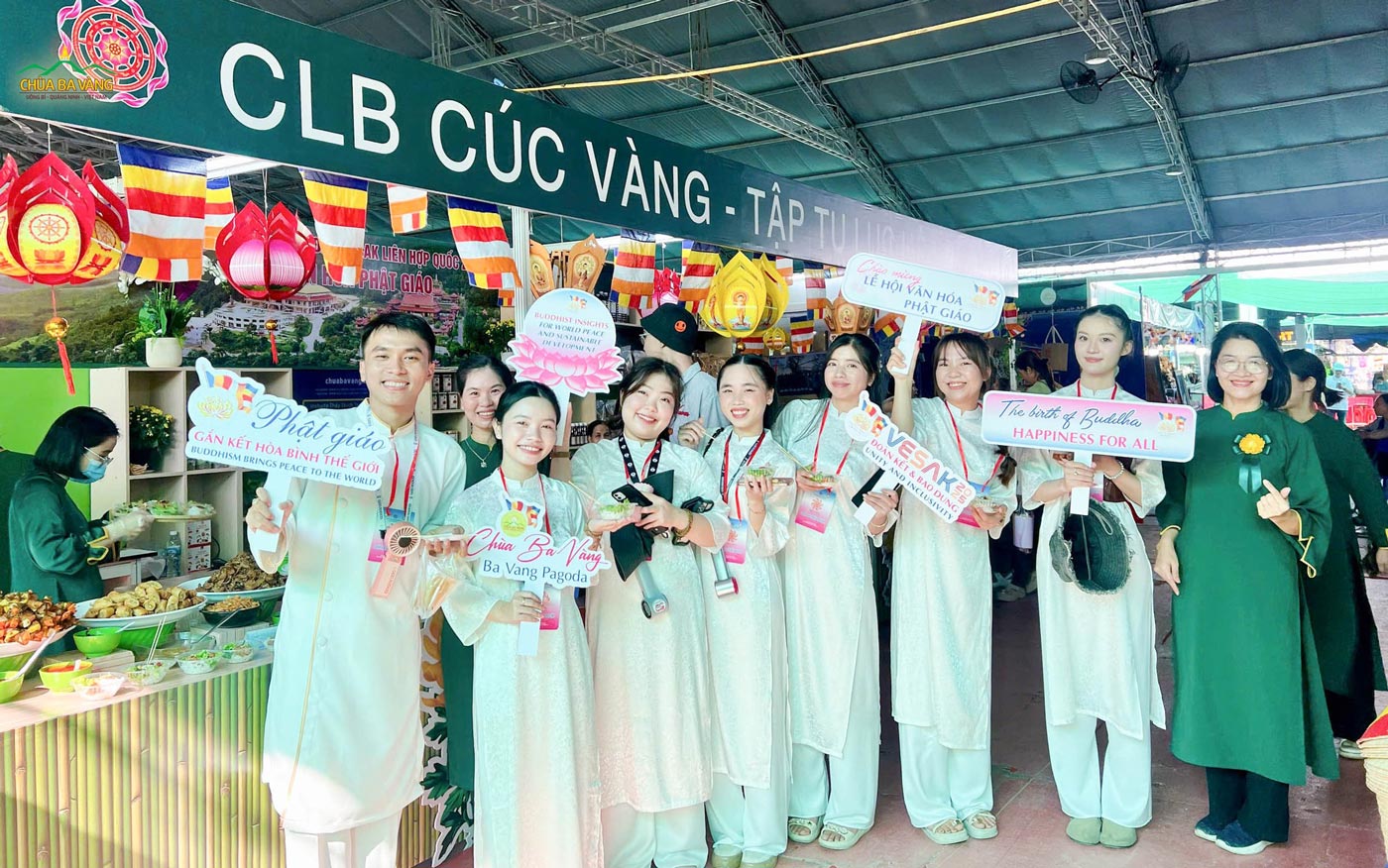 Hòa chung nhịp vui đón mừng Đại lễ Vesak thiêng liêng, ai ai cũng hân hoan hạnh phúc khi tham quan Lễ hội Văn hóa Phật giáo Vesak 2025