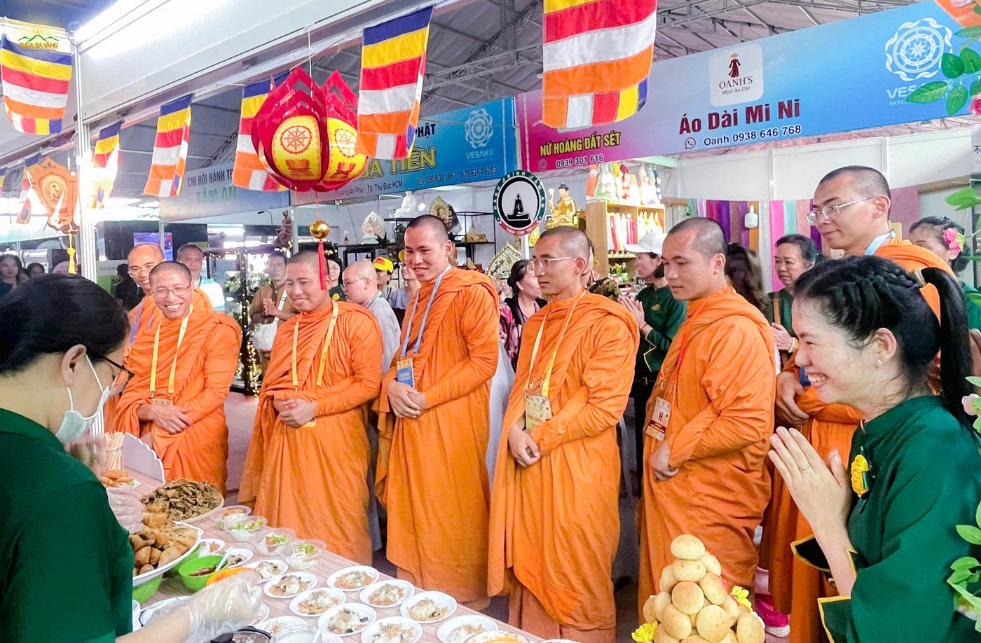 Chư Tăng chùa Ba Vàng ghé thăm và động viên các Phật tử ở gian hàng ẩm thực chay miễn phí tại Lễ hội Văn hóa Phật giáo Vesak 2025
