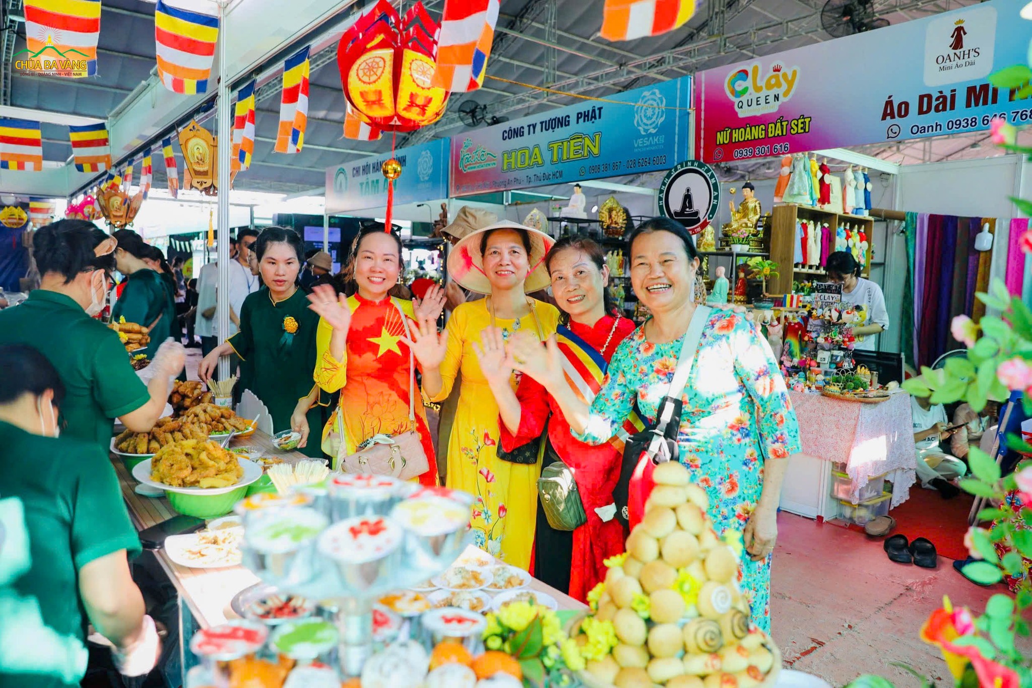 Quý du khách ghé qua gian hàng ẩm thực của các Phật tử đều hoan hỷ lưu lại khoảnh khắc đẹp đáng nhớ