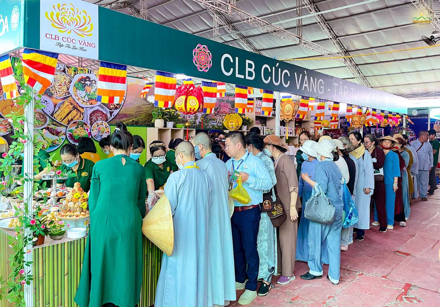 Gian hàng ẩm thực thu hút rất đông các vị khách ghé thăm