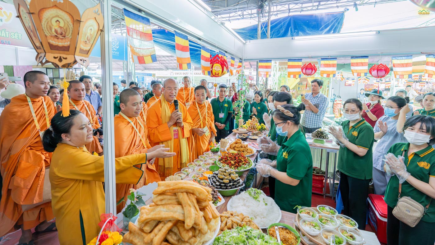 Sư Phụ Thích Trúc Thái Minh ghé thăm và động viên các Phật tử tại gian hàng ẩm thực