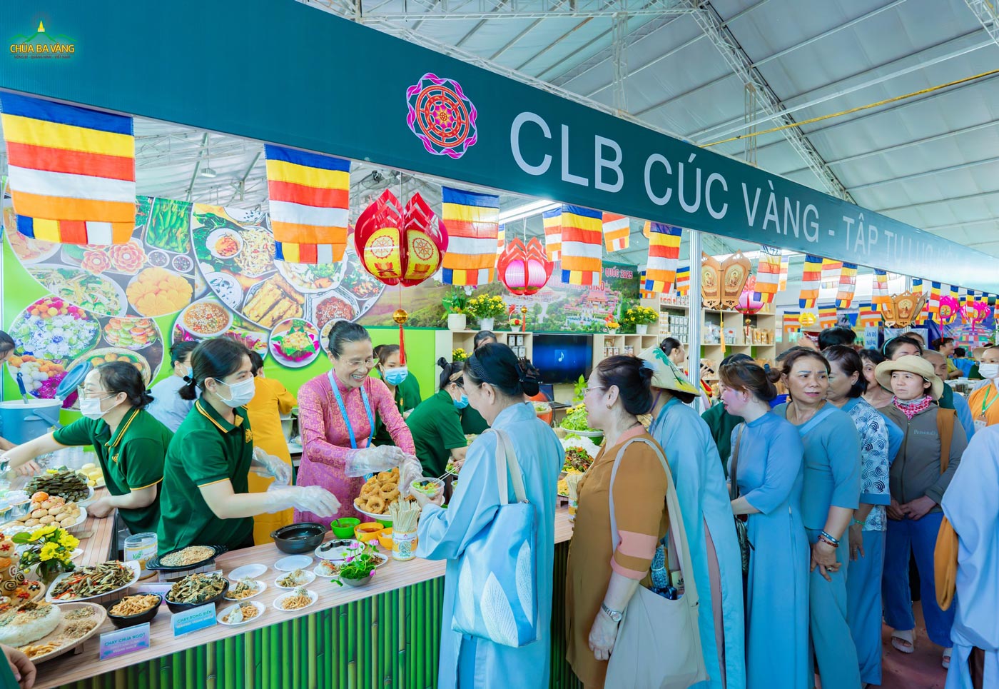 Phật tử Phạm Thị Yến - Pháp Danh Tâm Chiếu Hoàn Quán - Chủ nhiệm CLB Cúc Vàng - Tập Tu Lục Hòa cùng các Phật tử thân tình mời quý du khách thưởng thức các món ăn