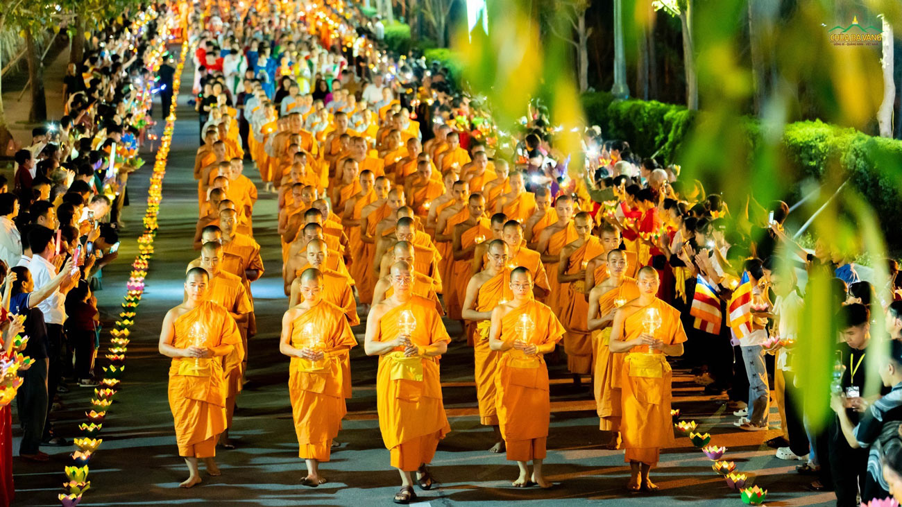 su-phu-chu-tang-ni-nhieu-dang-cung-duong-duc-phat-dan-sinh