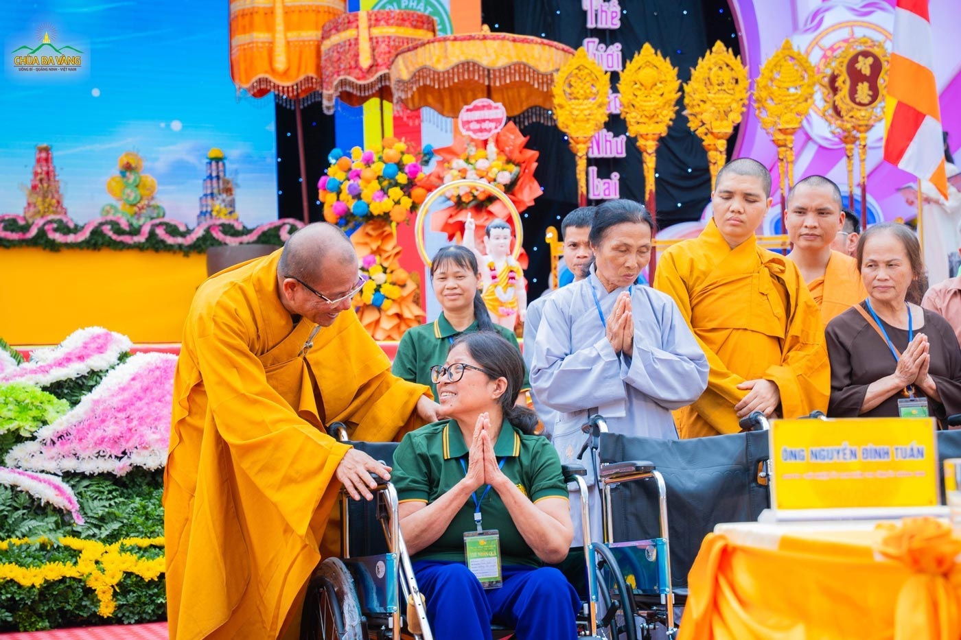 Thượng tọa Thích Đạo Hiển - Ủy viên Hội đồng Trị sự TW, Phó Trưởng ban Giáo dục Phật giáo TW, Phó Trưởng ban kiêm Chánh thư ký Ban Trị sự GHPGVN tỉnh Quảng Ninh trao tặng phần quà đến Phật tử có hoàn cảnh đặc biệt trong chương trình