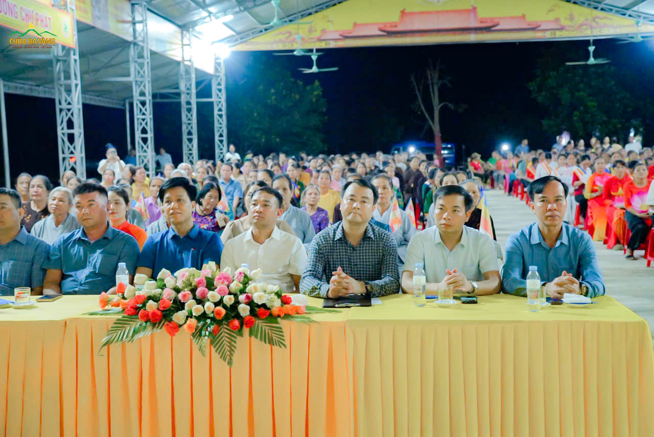 Quý vị đại biểu, quan khách hoan hỷ tham dự chương trình lễ Phật đản