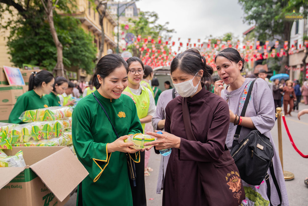 Những chiếc bánh được gửi tặng tới mọi người
