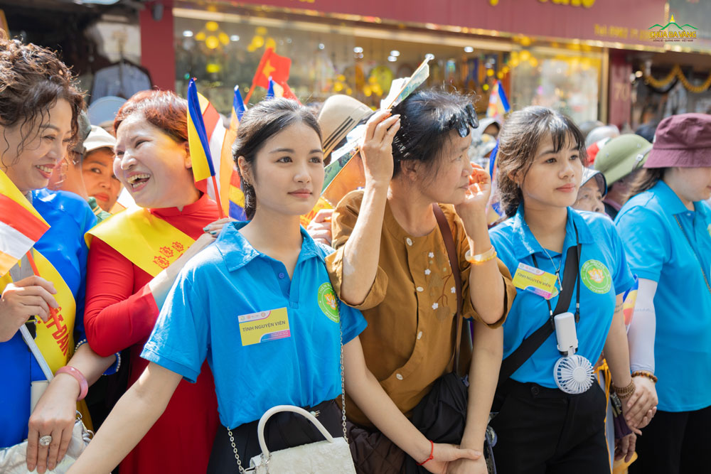 Các bạn trẻ tình nguyện viên tham gia vào công tác điều phối hàng lối