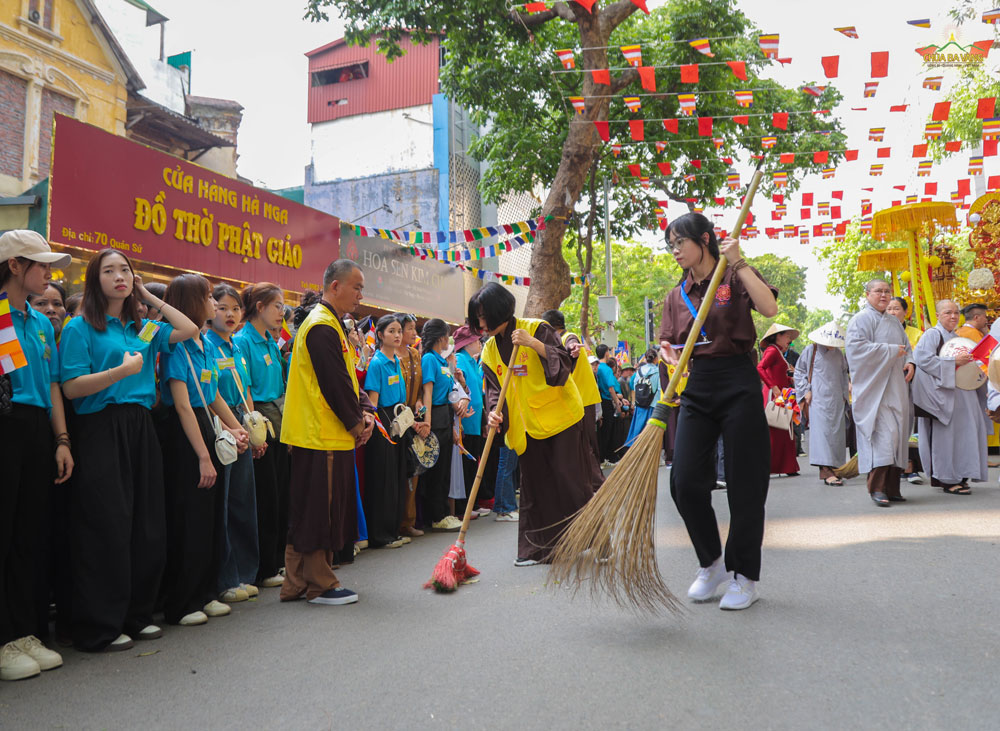 Các Phật tử nhiệt tình dọn dẹp và giữ gìn vệ sinh chung